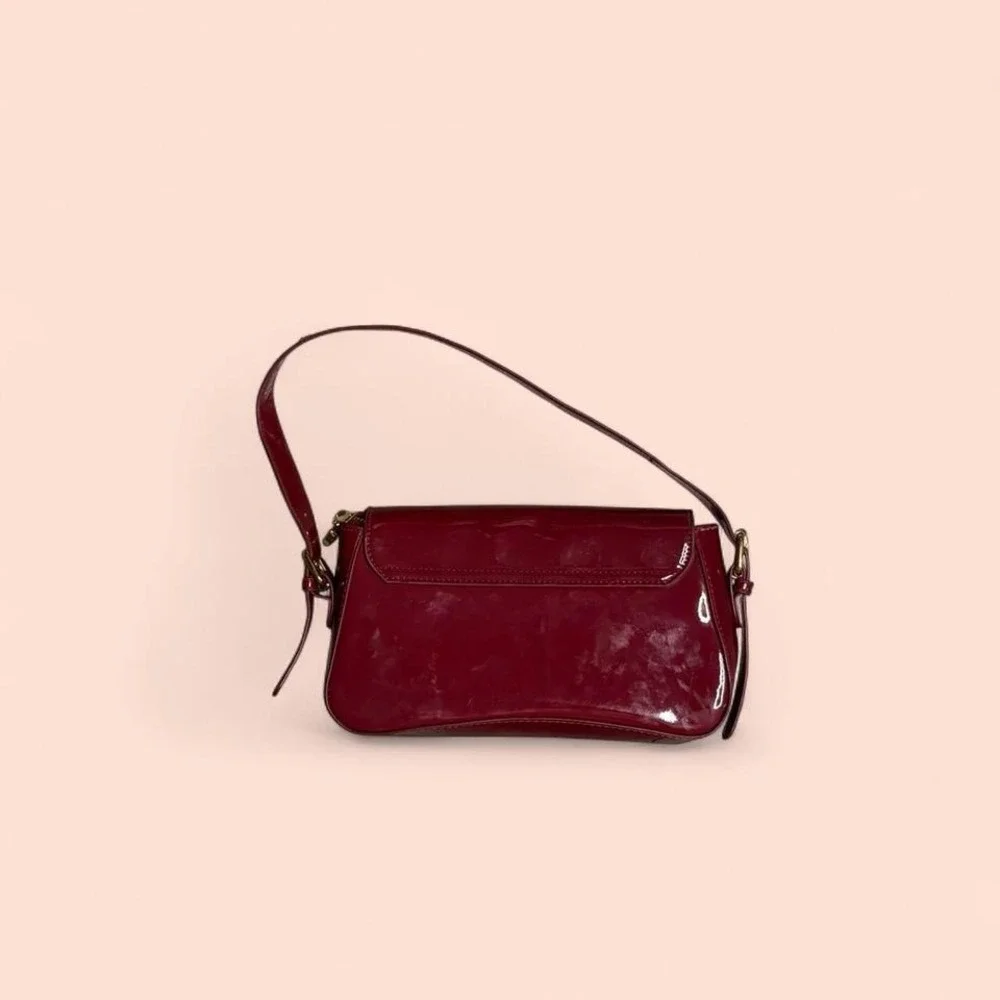 Burgundy patent leather shoulder bag with adjustable strap‎ and magnetic clasp